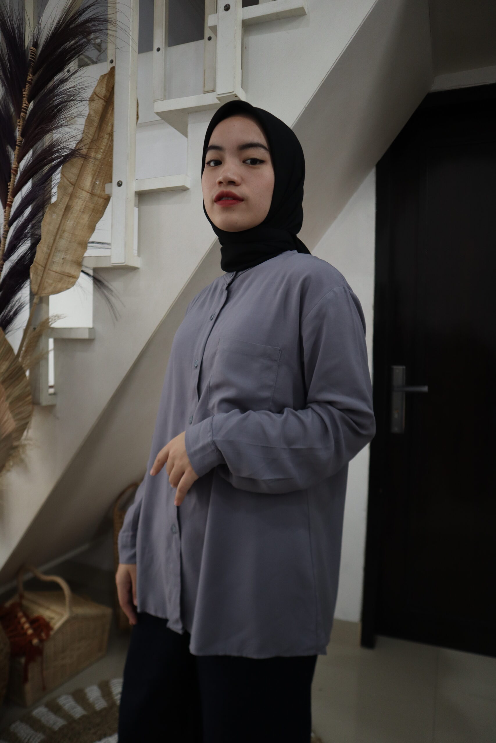Tampil Modis dengan Kemeja Wanita yang Lagi Tren